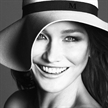 Carla Bruni 登法國(guó)Vogue跨年封面 并擔(dān)任客座編輯