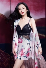 楊冪代言維密!穿黑色蕾絲透膚馬甲性感爆棚!