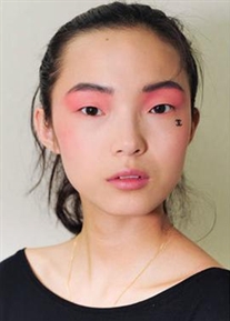 Chanel大秀 老佛爷牵雎晓雯谢幕