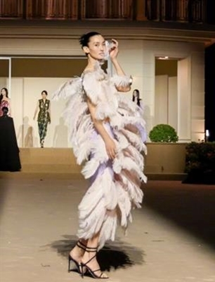 張麗娜亮相VOGUE盛典紅毯環(huán)節(jié)