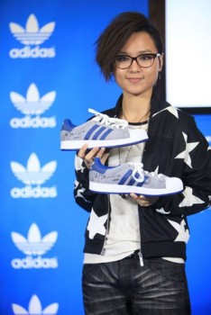 BIBI現(xiàn)場(chǎng)展示親筆簽名的新款adidas Originals鞋