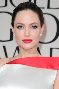 安吉麗娜·朱莉(Angelina Jolie)佩戴 Lorraine Schwartz 鉑金鑲鉆耳釘，鉑金鑲鉆戒指。