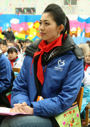 世界中国小姐刘晨领衔"爱心教师团队"