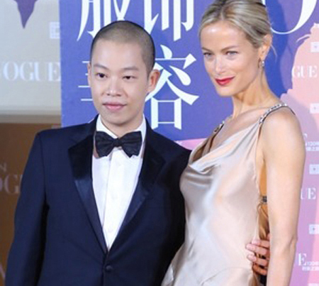 國際名?？辶?莫菲(Carolyn Murphy) 佩戴蒂芙尼Legacy鉑金鑲鉆耳墜和蒂芙尼Lucida鉑金鉆戒