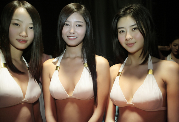 泳装美女模特图片